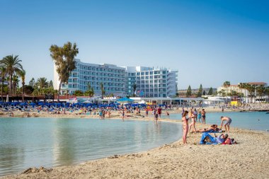 Ayia Napa, Kıbrıs - 21 Nisan 2017: Rahatlatıcı insanlar ünlü Nissi Beach,