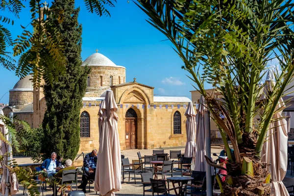Peristerona, Kypr - 03 března 2017: Lidí sedí u venkovní kavárna poblíž kostela apoštolů Varnava. — Stock fotografie