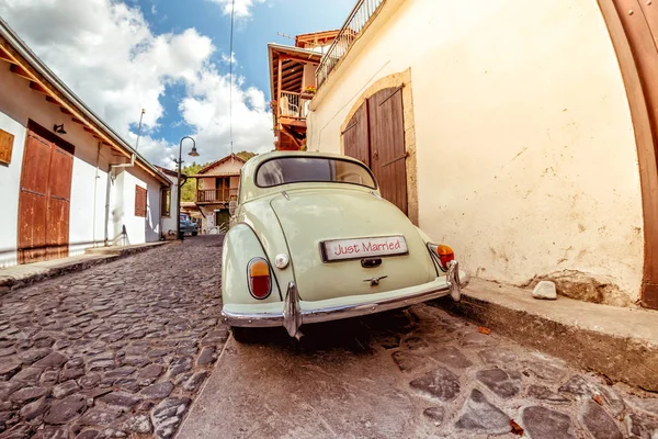 Mobil pengantin lama menunggu di jalan desa — Stok Foto