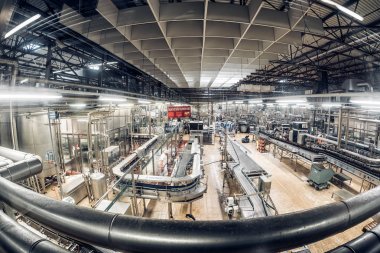 Pilsen (Plzen), Çek Cumhuriyeti - 22 Mayıs 2017: Pilsner Urquell şişeleme tesisi bira içinin.