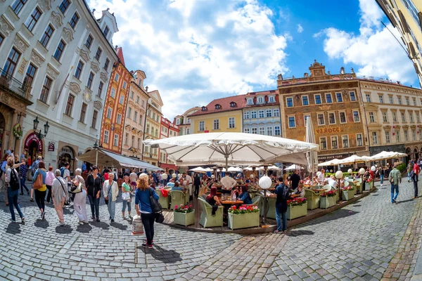 Prague, Cseh Köztársaság - 2017. május 21.: kávézók és éttermek, a Male Namesti-n vagy a kis tér, Prága óvárosában. — Stock Fotó