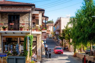 Lefkara, Kıbrıs - 15 Ekim 2011: Köyün ana caddesi üzerinden görünüm
