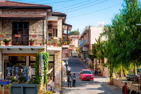 Λεύκαρα, Κύπρος - Οκτωβρίου 15, 2011: Θέα πάνω από τον κεντρικό δρόμο του χωριού — Φωτογραφία Αρχείου