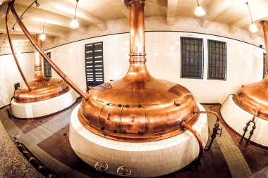 Pilsen (Plzen), Çek Cumhuriyeti - 22 Mayıs 2017: eski bira fabrikasında Pilsner Urquell Brewery tanklarda damıtım bakır
