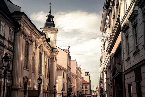 Vista de la pintoresca calle estrecha de Plzen (Pilsen). República Checa —  Fotos de Stock