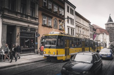 Pilsen (Plzen), Çek Cumhuriyeti - 22 Mayıs 2017: Sarı tramvay Lisbonwery Pilsen sokak