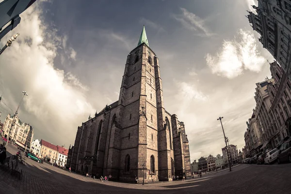 Catedral de São Bartolomeu na praça principal de Plzen (Pilsen). República Checa . — Fotografia de Stock