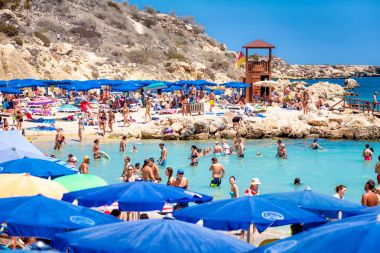 Ayia Napa, Kıbrıs - 18 Ağustos 2017: Konnos Plajı, Kıbrıs en doğal plajlar.