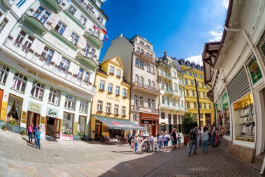 Karlovy Vary, Çek Cumhuriyeti - 26 Mayıs 2017: Lazenska yaya cadde boyunca yürüyen turist grubu.