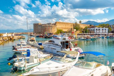 Eski liman ve Girne Ortaçağ Kalesi (Girne Kalesi), Kuzey Kıbrıs sahil.