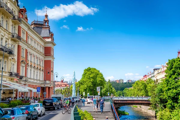 KARLOVY VARY, CZECH REPUBLIC - MAY 26, 2017: Column by Postovni bridge along Masaryka pedestrian street. — Stock Photo, Image