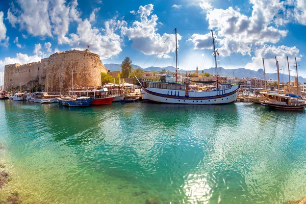 Liman ve Girne, ortaçağ kalesi. Kıbrıs — Stok fotoğraf