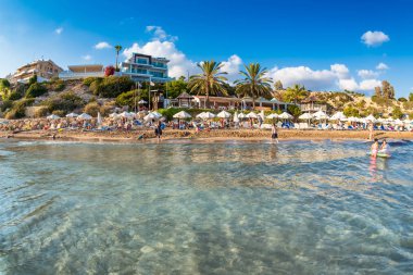 Coral Bay Beach, Kıbrıs'taki en ünlü plajlarından üzerinde tanımlanamayan kişi rahatlatıcı.