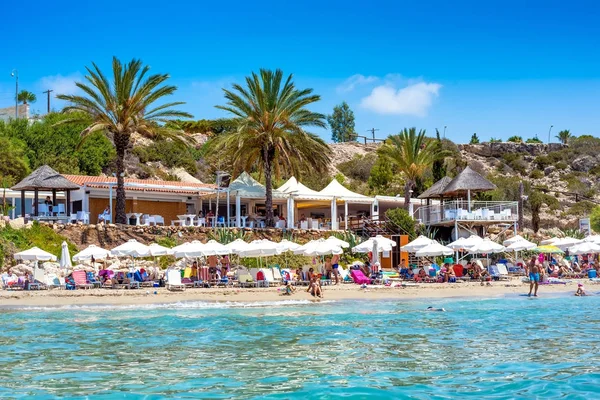 Coral Bay Beach, Kıbrıs'taki en ünlü plajlarından üzerinde tanımlanamayan kişi rahatlatıcı. — Stok fotoğraf