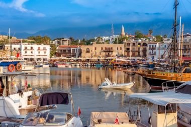 Güzel Girne Limanı tekneler ve yatlar demirli. Kıbrıs.