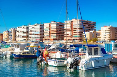 Torrevieja, İspanya - 10 Kasım 2017: Puerto deportivo Marina Salinas. Tekne park Marina Torrevieja içinde yerleştirme.