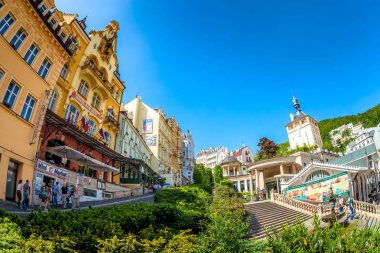 Karlovy Vary, Çek Cumhuriyeti - 26 Mayıs 2017: şehir merkezine Pazar Colonnade, Zamecke lazne ve oteller ile Karlovy Vary.