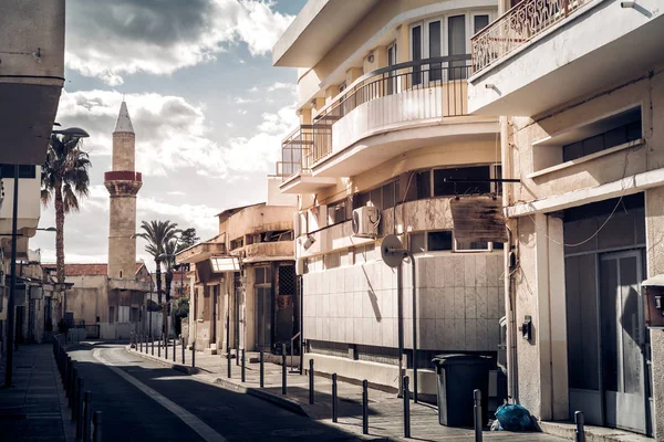 Ankara street, een rustige straat met de schilderachtige huizen in de toeristische wijk van Limassol. Cyprus. — Stockfoto