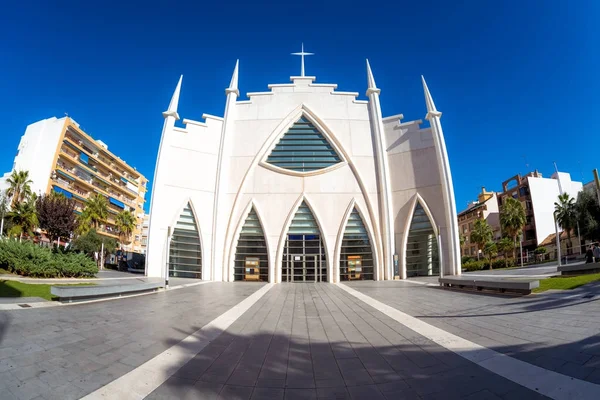 Iglesia del Sagrado Corazon de Jesus, Plaza de Oriente. Torrevieja, Spanje. — Stockfoto