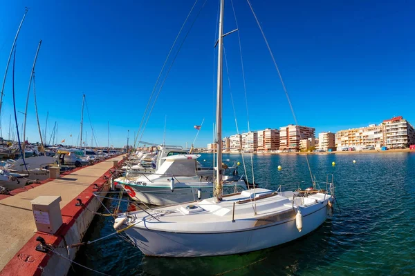 TORREVIEJA, SPAGNA - 10 NOVEMBRE 2017: Porto deportivo Marina Salinas. Barche da pesca parcheggiate al molo a Marina di Torrevieja . — Foto Stock