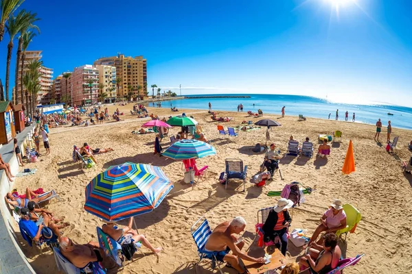 TORREVIEJA, ESPAÑA - 17 DE NOVIEMBRE DE 2017: Costa de Playa del Cura en la ciudad de Torrevieja . — Foto de Stock