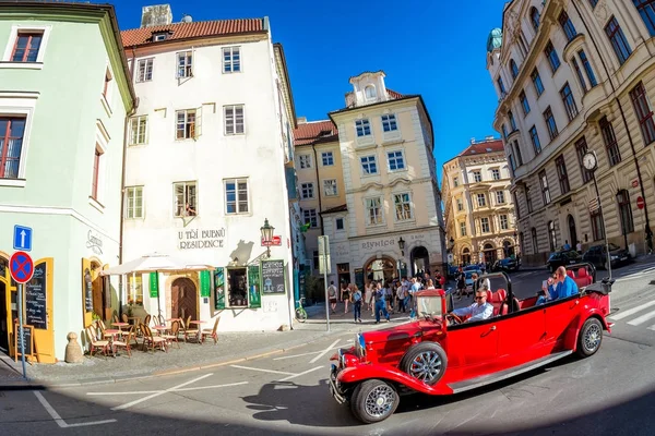 PRAGA, REPÚBLICA CHECA - 25 DE MAYO DE 2017: Otoño vintage rojo con turistas en el centro de Praga . — Foto de Stock