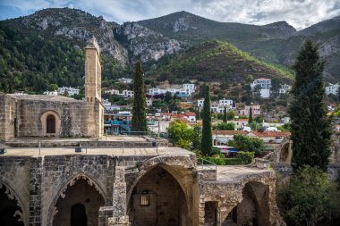 Görünümünü Bellapais Manastırı köyü ile arka planda. Girne bölgesi, Kıbrıs.