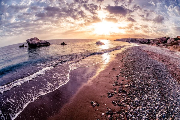 Pôr-do-sol perto de Petra tou Romiou. Distrito de Paphos, Chipre — Fotografia de Stock