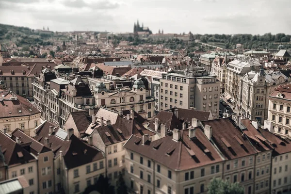 Widok na dachy budynków wokół placu Starego miasta, Republika Czeska — Zdjęcie stockowe