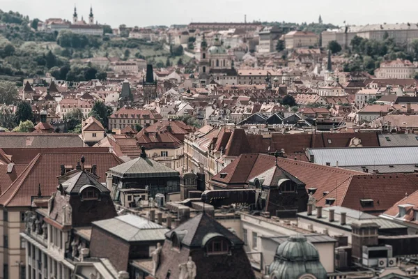 Prager Stadtbild mit Kippeffekt vom alten Rathaus aus gesehen. Prag, Tschechische Republik — Stockfoto