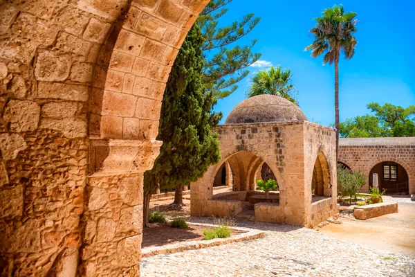 Fontein op de binnenplaats van het klooster. Ayia Napa, Famagusta District, Cyprus. — Stockfoto