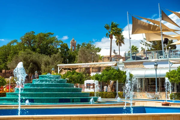 Fontana nella piazza vicino al Monastero di Ayia Napa. Ayia Napa, Distretto di Famagosta, Cipro . — Foto Stock