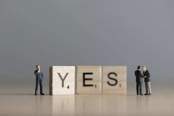 Baldosas de madera con letras que deletrean la palabra Sí. Concepto empresarial . — Foto de Stock