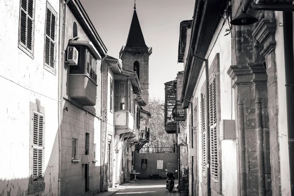 Kutsal haç Katolik Kilisesi, Sht. Salahi Şevket sokak görünümü. Nicosia, Kıbrıs. — Stok fotoğraf