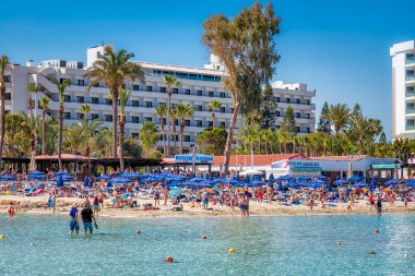 Ayia Napa, Kıbrıs - 04 Nisan 2016: İnsanlar Nissi Beach