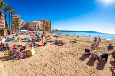 Torrevieja, İspanya - 13 Kasım 2017: Playa del Cura sahil şeridi.