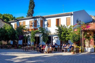 Nicosia, Kıbrıs - 3 Aralık: İnsanlar Selimiye kare üzerinde sokak kafe.