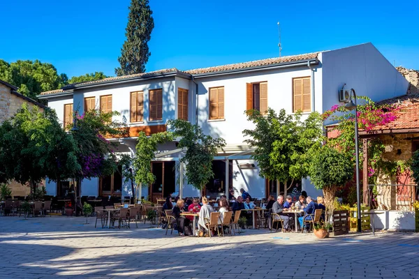 Nicosia, Cyprus - 3 December: Mensen op straat Cafe op Selimiye vierkante. — Stockfoto