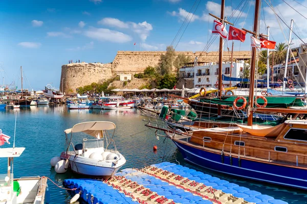 Barcos atracados no porto de Kyrenia (Girne) com fortaleza no fundo . — Fotografia de Stock