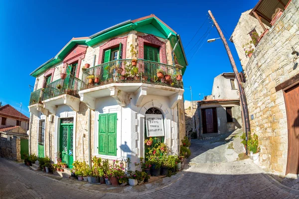 Auténtica calle mediterránea colorida en el pueblo de Arsos. Distrito de Limassol, Chipre . —  Fotos de Stock