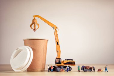 Minyatür Garson kahve bir fincan gitmek kahve yapma