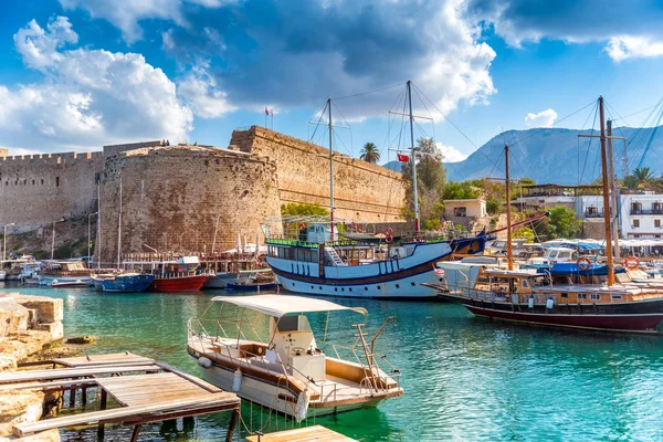 Kyrenia portu pomijane przez zamek. Kyrenia, Cypr — Zdjęcie stockowe