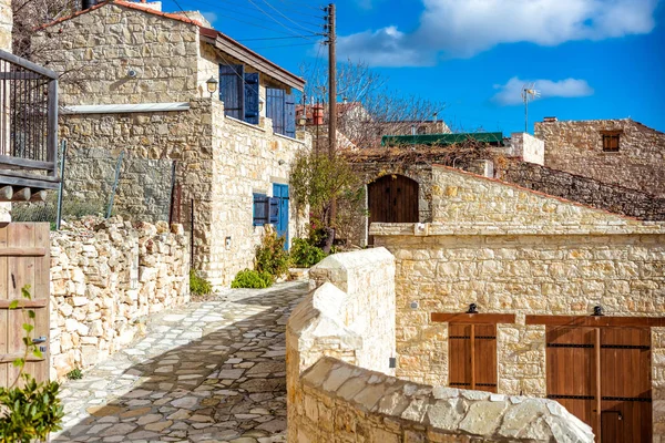 Vila de Lofou, casas de pedra tradicionais rua de pedra cambaleante. Limassol District, Chipre . — Fotografia de Stock