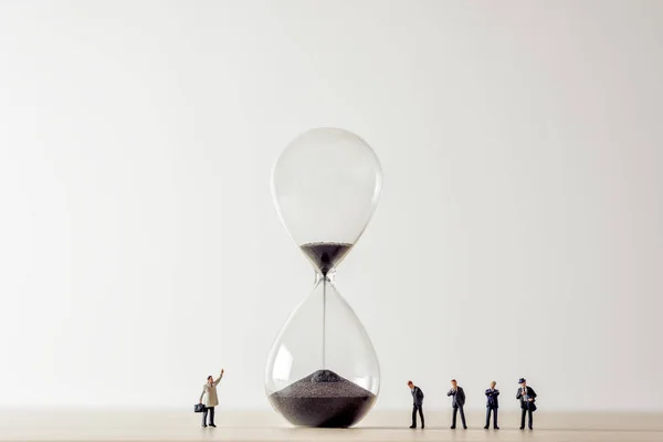 Imagen conceptual de gente de negocios mirando Reloj de Arena — Foto de Stock