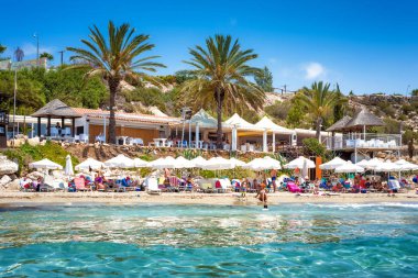Paphos, Kıbrıs - 24 Temmuz 2016: Coral Bay beach adlı güzel yaz günü zevk insanlar