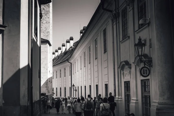 PRAGA, REPÚBLICA CHECA - 07 DE SEPTIEMBRE DE 2016: Grupo de turistas en la calle Jirska frente a la Basílica de San Jorge, parte del Castillo de Praga . —  Fotos de Stock