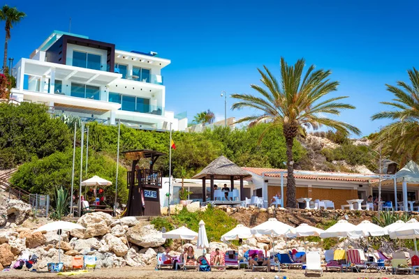 Paphos, Cyprus - 24 juli 2016: Mensen ontspannen in Coral Bay beach. — Stockfoto
