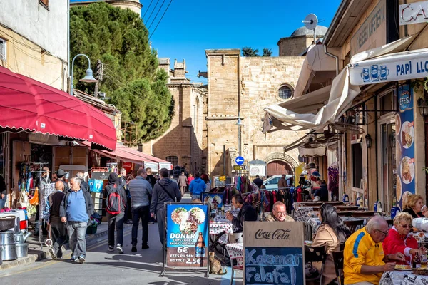 NICOSIA, CHIPRE - 03 DE DICIEMBRE DE 2015: Cafés y restaurantes en la calle Arasta, una calle turística que conduce a una mezquita Selimiye . —  Fotos de Stock