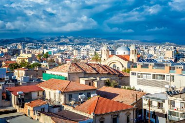 Kutsal Teslis Kilisesi ve Limasol cityscape. Kıbrıs.
