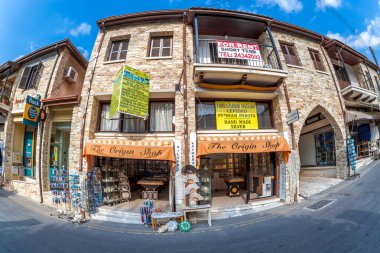 Lefkara, Kıbrıs - 29 Eylül 2017: El yapımı gümüş ve dantel nakış Hediyelik eşya dükkanı.